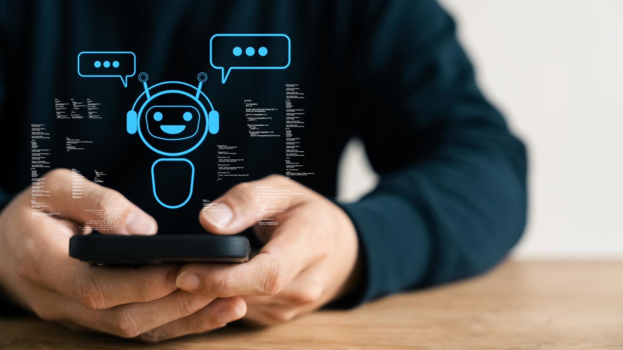 primo piano di persona che utilizza il cellulare e icona di robot a rappresentare l'assistenza clienti virtuale