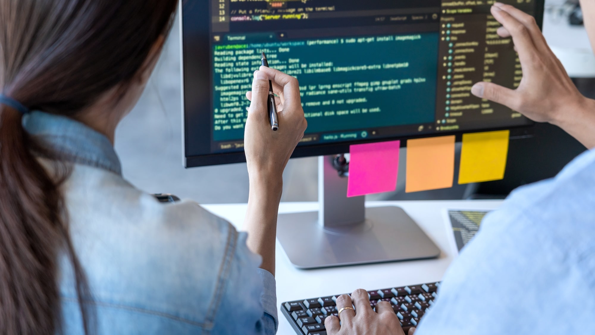 software testing: persone davanti al pc che analizzano il codice di un prodotto digitale