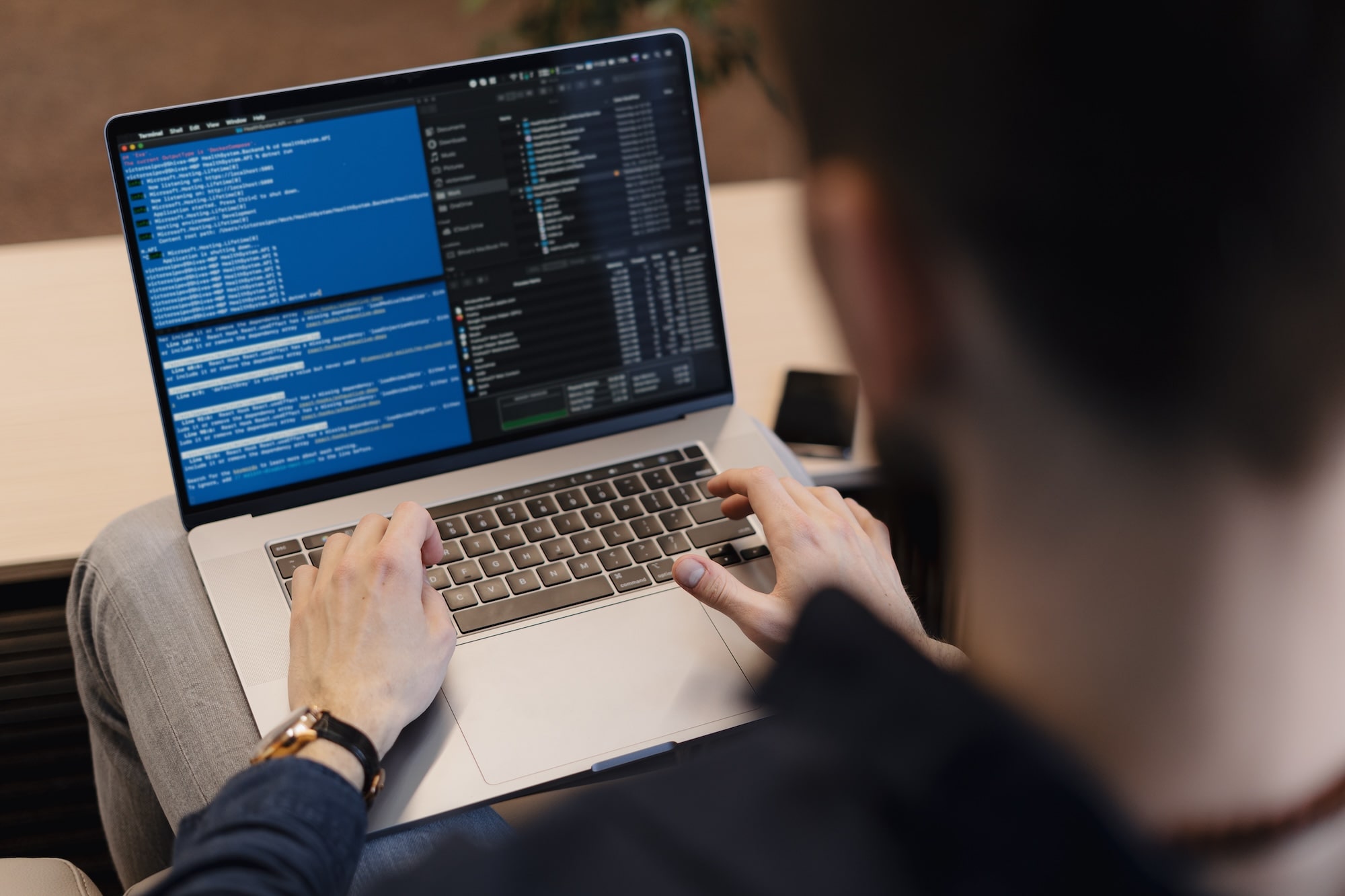 programmatore che sviluppa del codice al pc