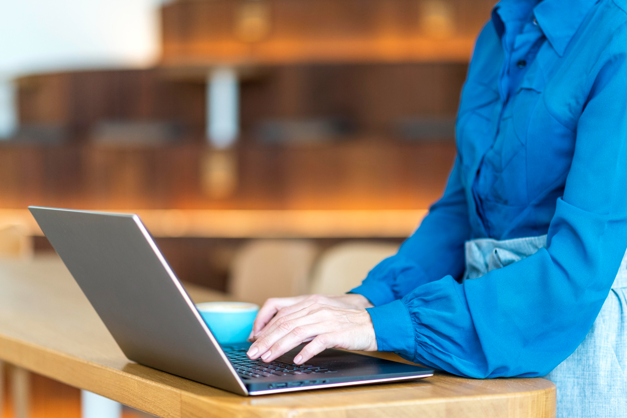 persona che utilizza il pc per comunicare con un assistente digitale