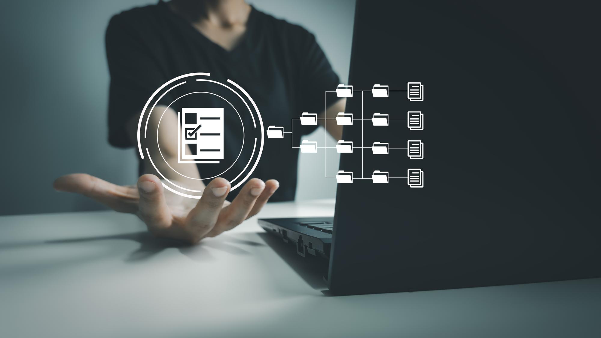 persona al pc con palmo della mano aperta e icona di log