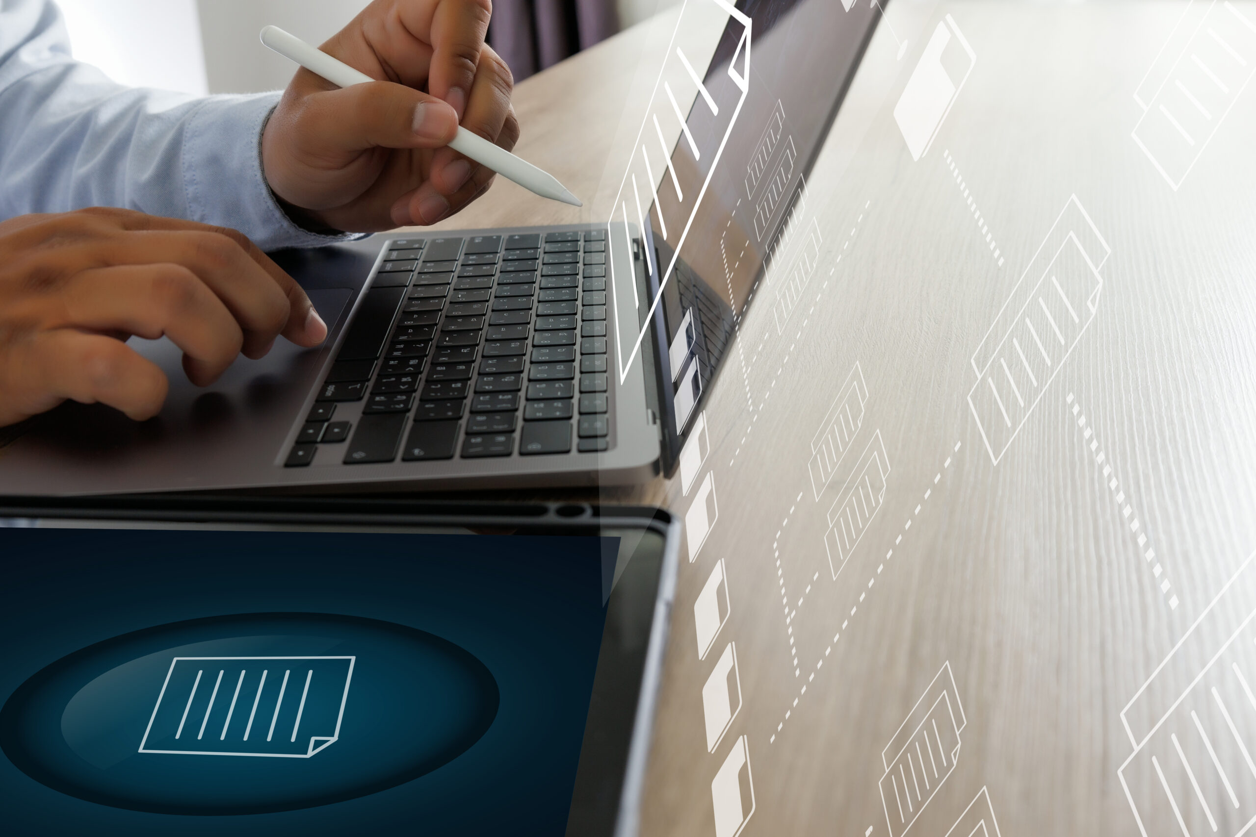 persona che utilizza il pc e icone di documenti