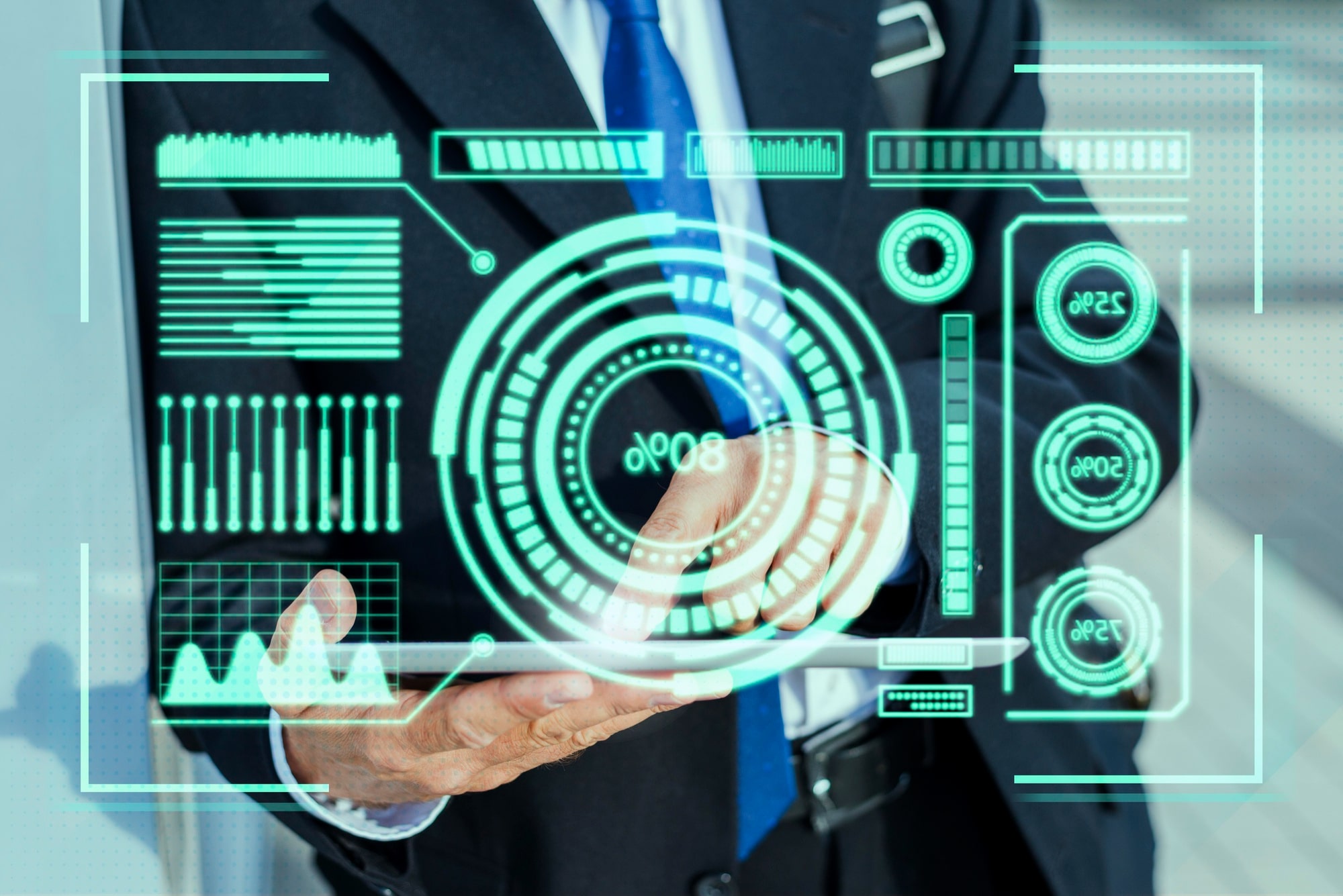 professionista davanti a schermata virtuale con grafici