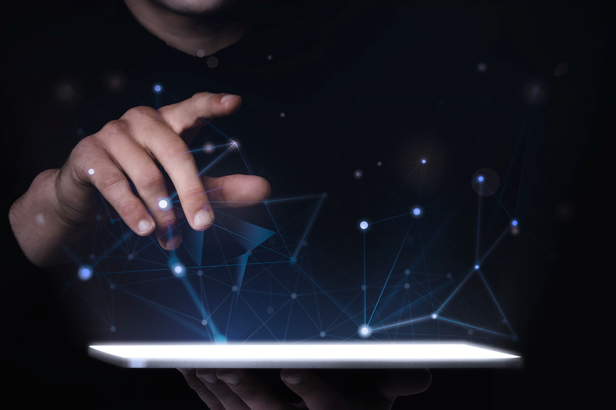 persona che utilizza un tablet e luci colorate a rappresentare la digitalizzazione