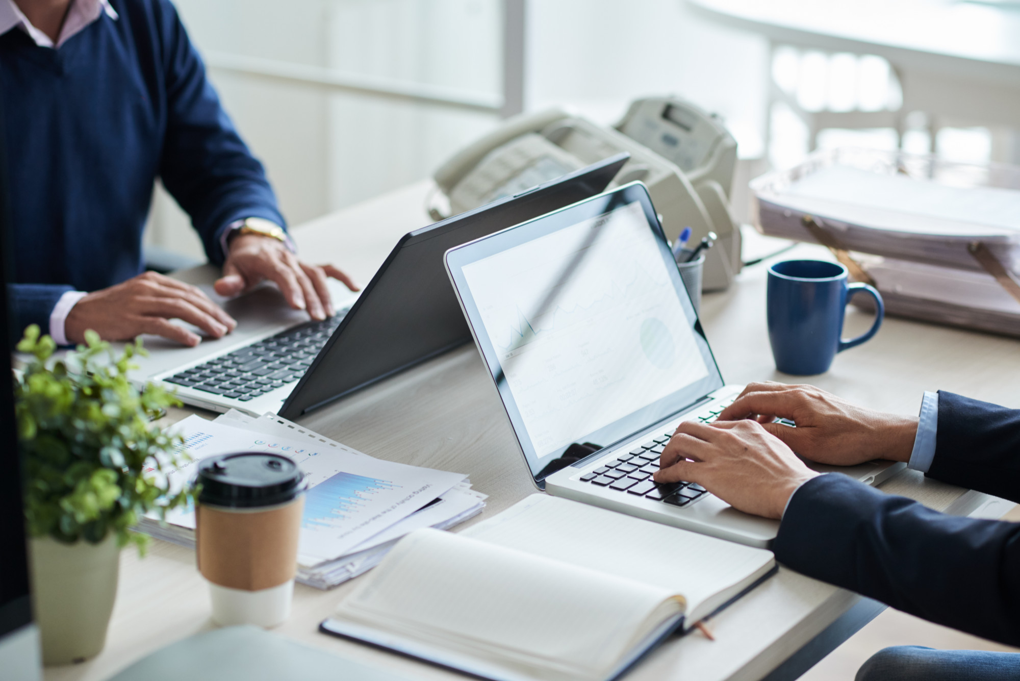 persone in ufficio che utilizzano il proprio laptop