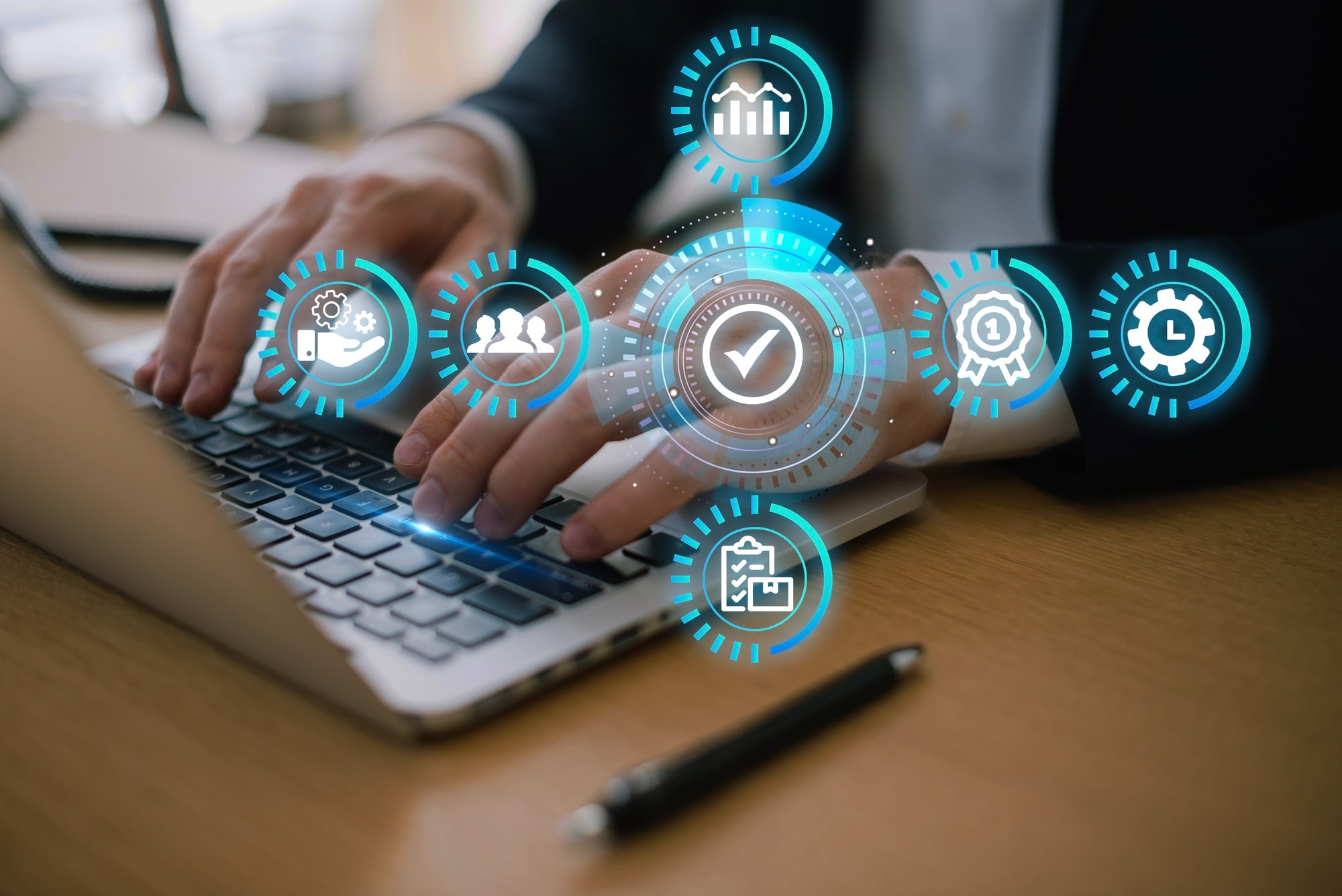 Mani di un professionista al lavoro su laptop con icone digitali fluttuanti che rappresentano efficienza, automazione, analisi dati e processi integrati, concetti chiave nella system integration.