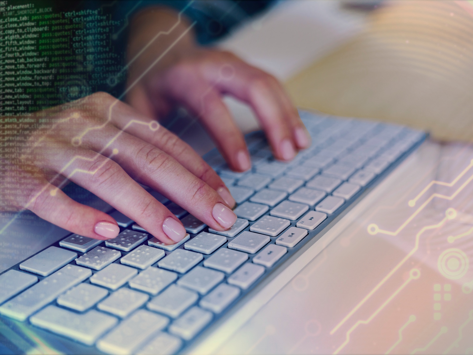 primo piano di man femminili posate sulla tastiera esterna di un pc