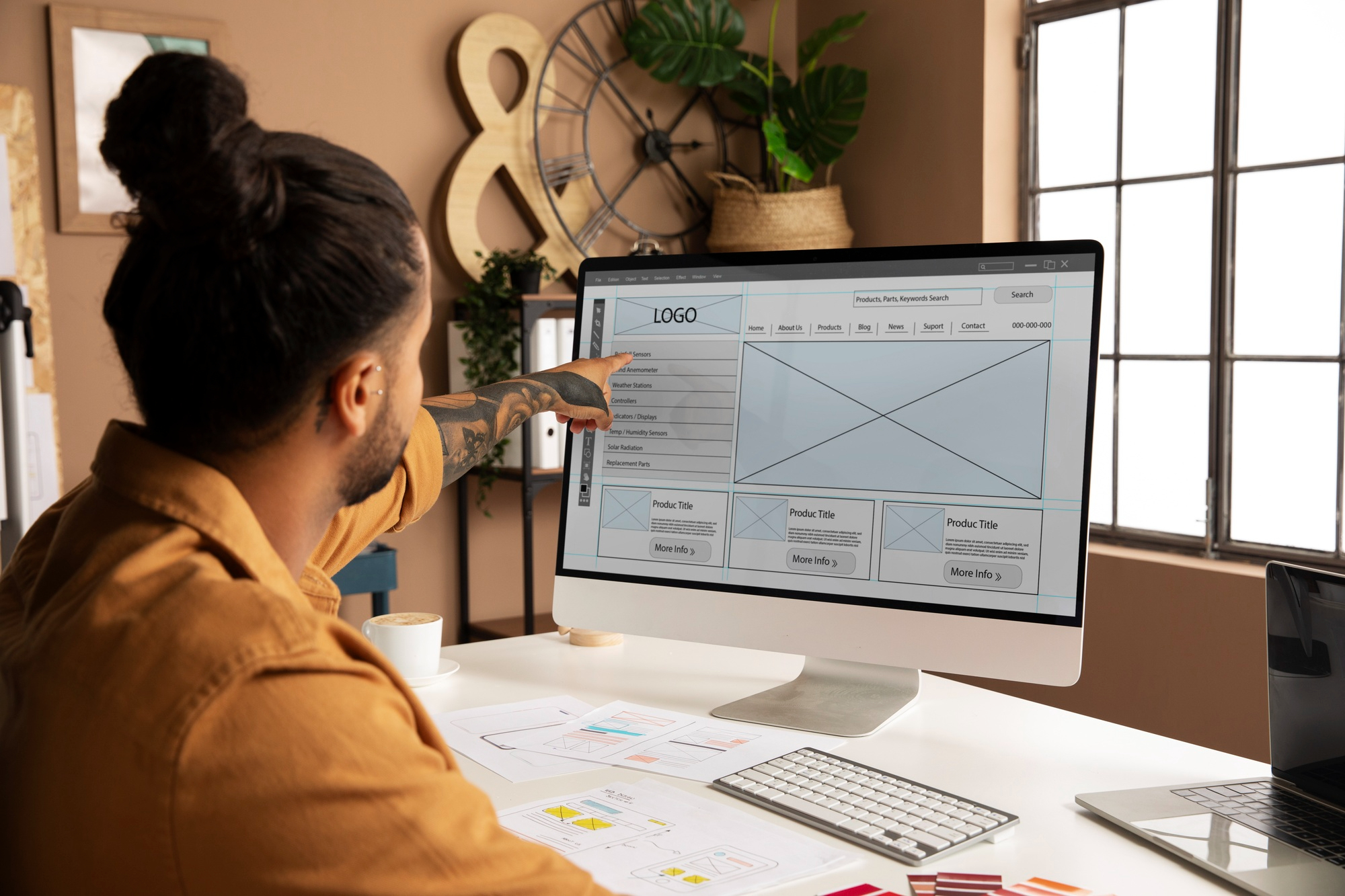 ux designer studia il layout grafico di un sito corporate