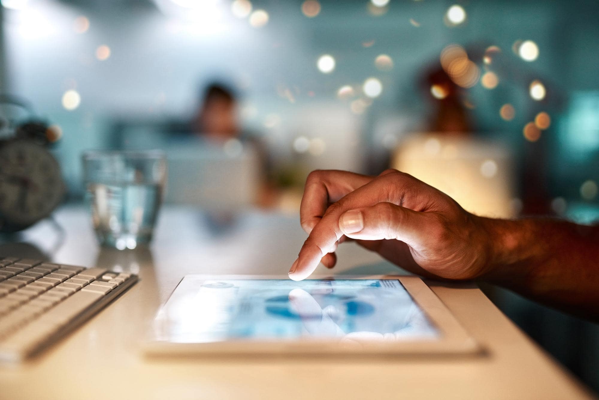 persona che utilizza un tablet
