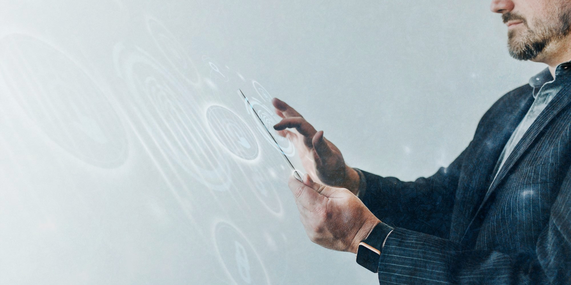 professionista che utilizza un'interfaccia virtuale per monitorare l'andamento del business