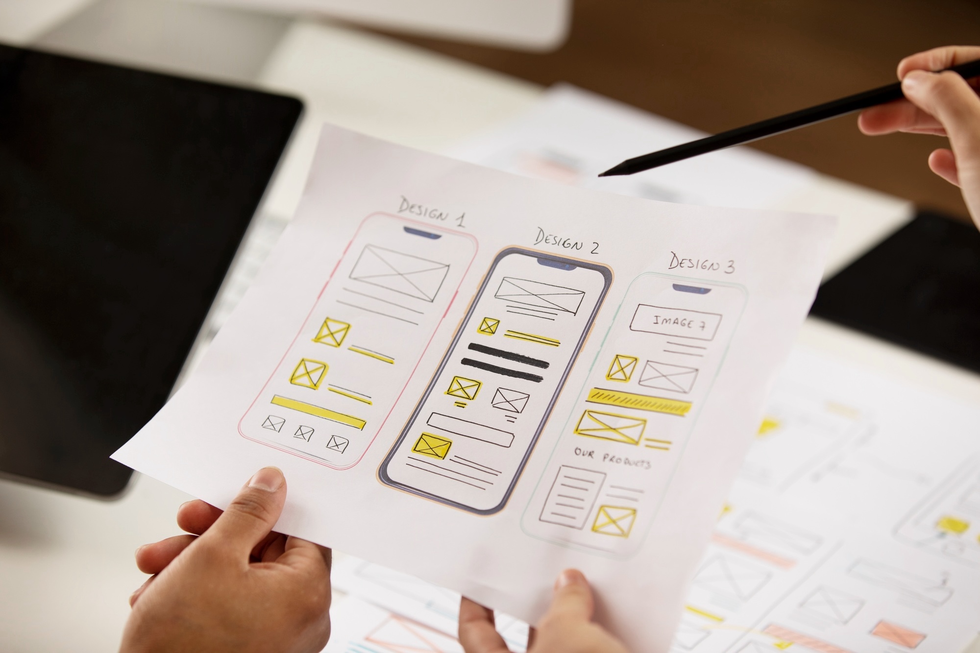 fase dello sviluppo applicazione mobile: ux e ui designer valutano tre opzioni di design