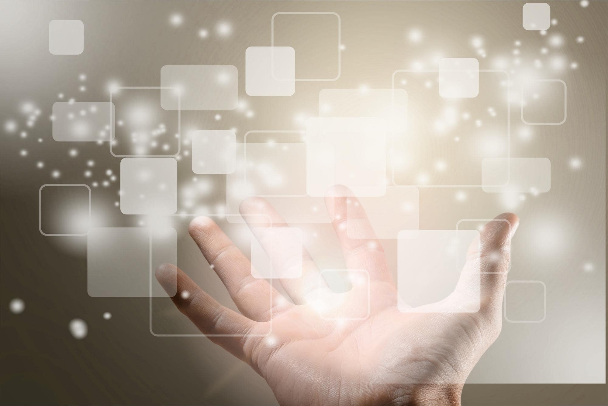 mano che sorreggere un insieme di quadrati e rettangoli grafici rappresentativi della digitalizzazione dei processi aziendali tramite tecnologia