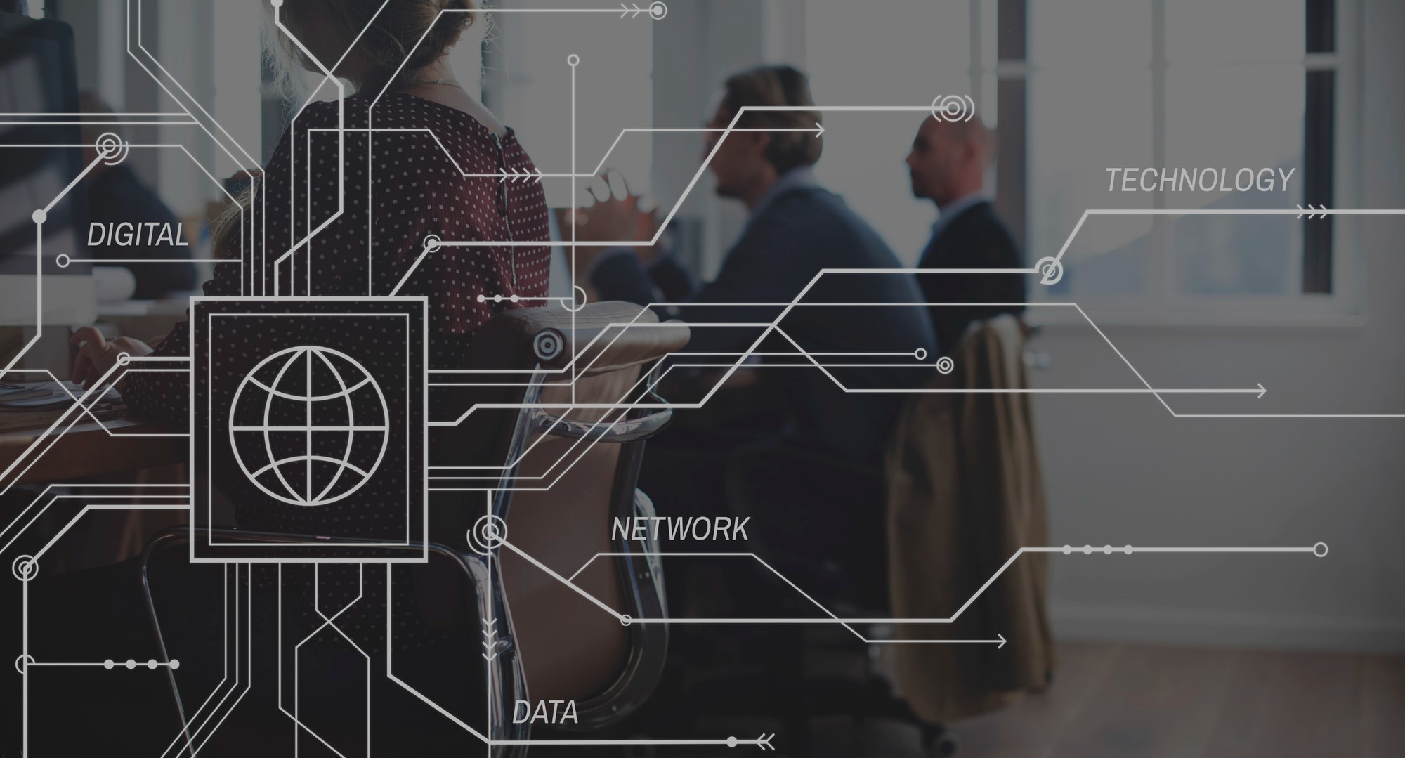 Ufficio moderno con overlay di connessioni digitali, simbolo di System Integration Management