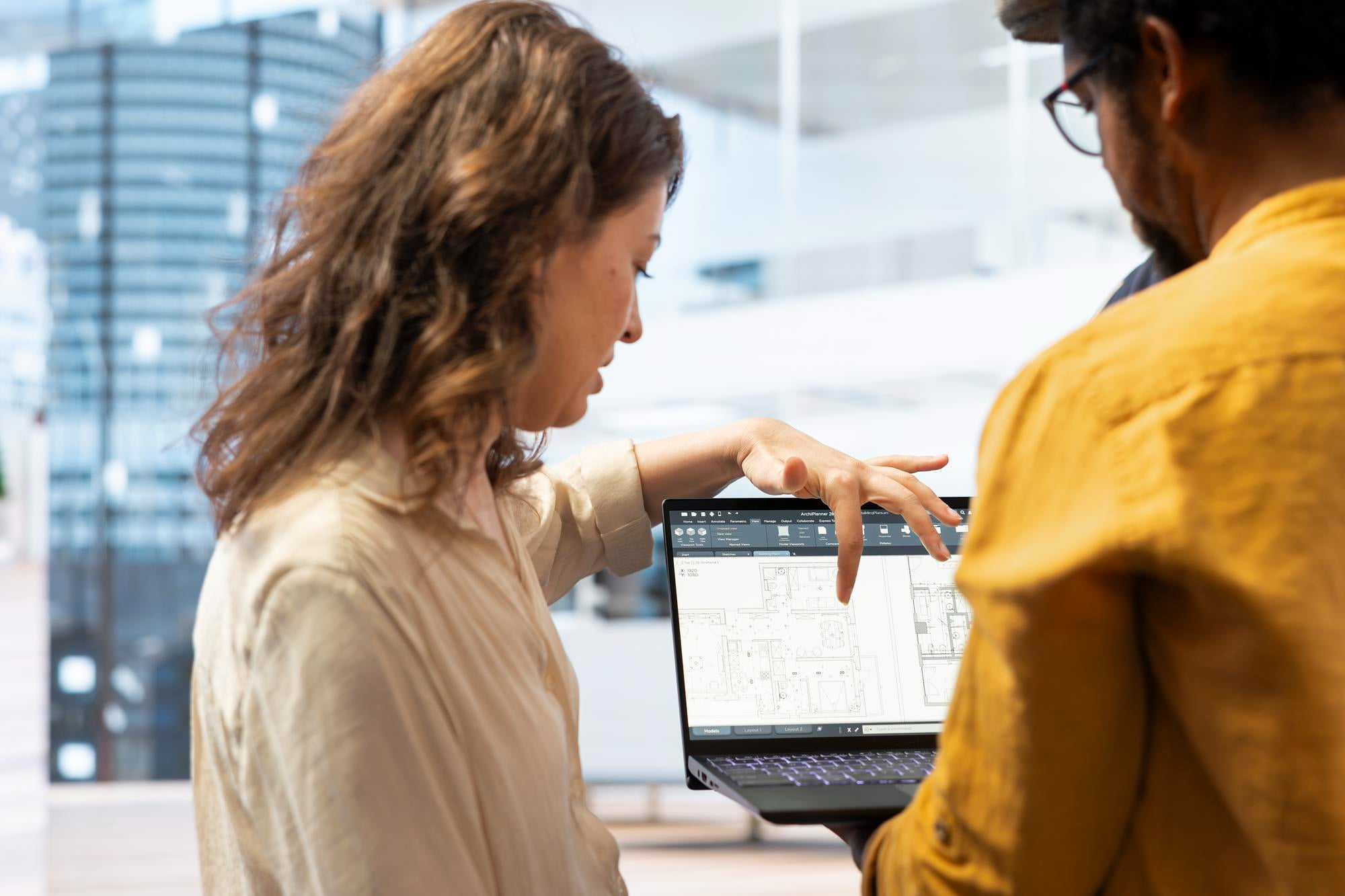 office automation: due professionisti parlano tra loro analizzando un report sul pc