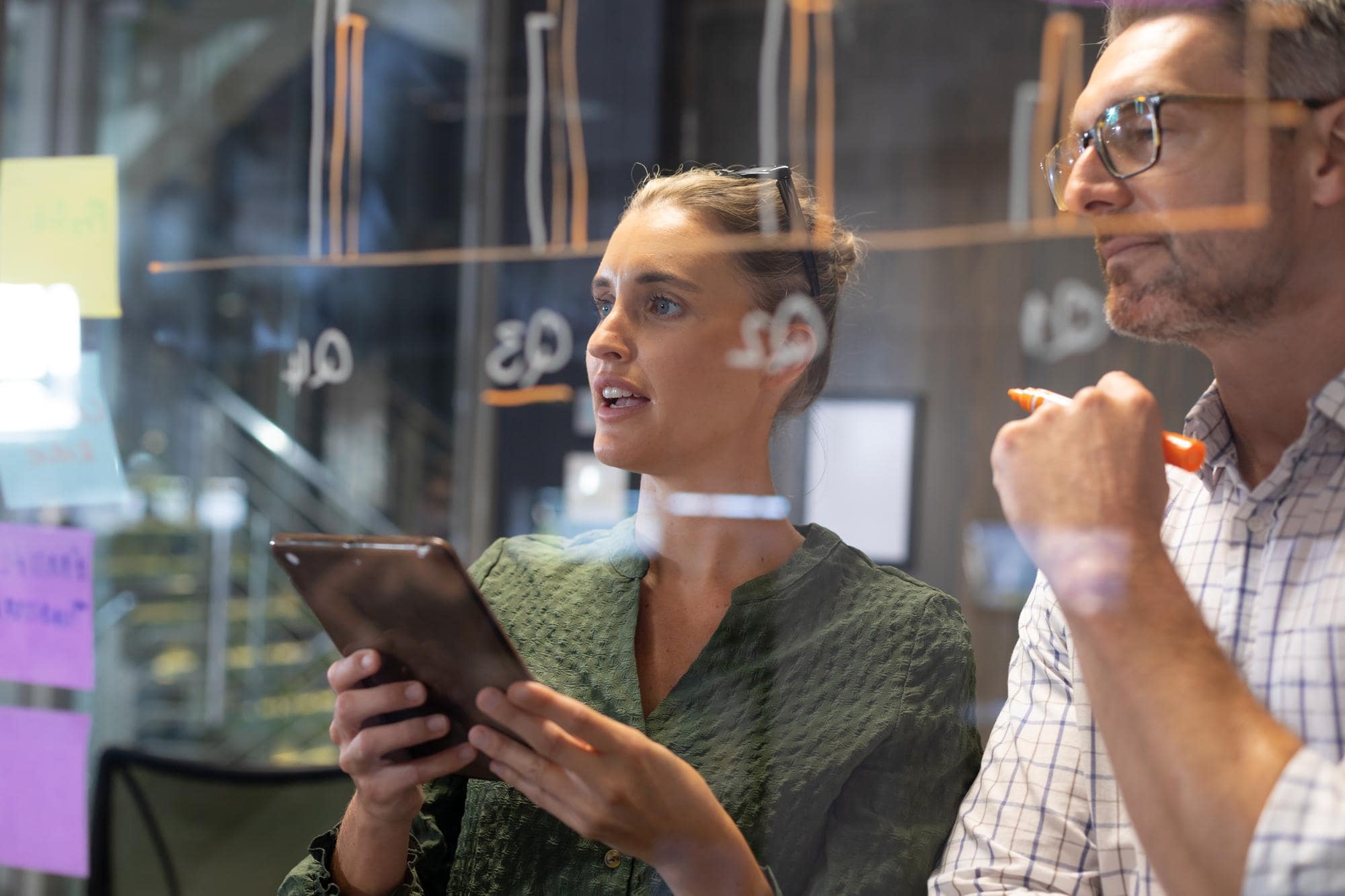 un uomo e una donna definiscono gli obiettivi di crescita della propria startup