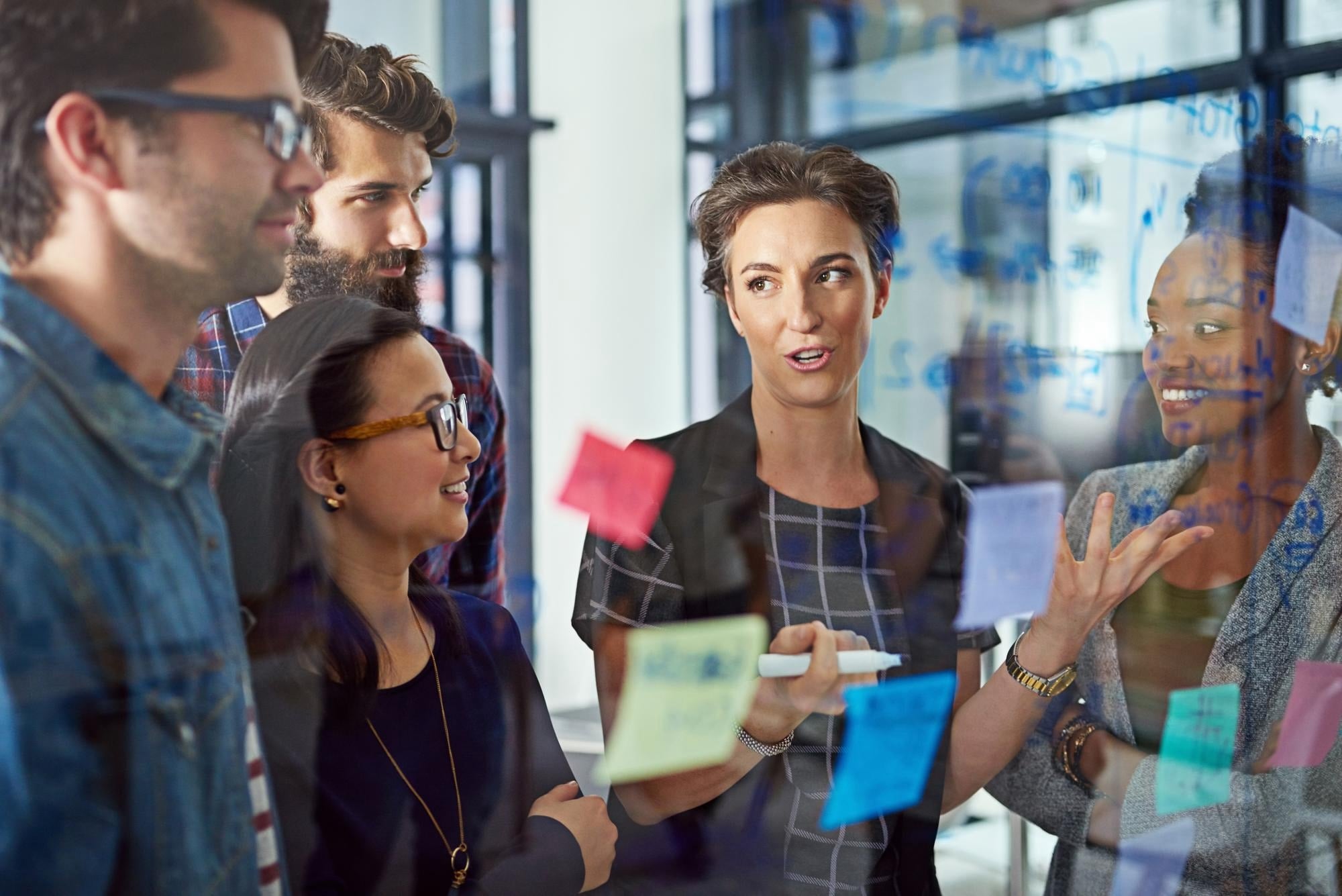donna spiega gli obiettivi di crescita della startup ai propri collaboratori