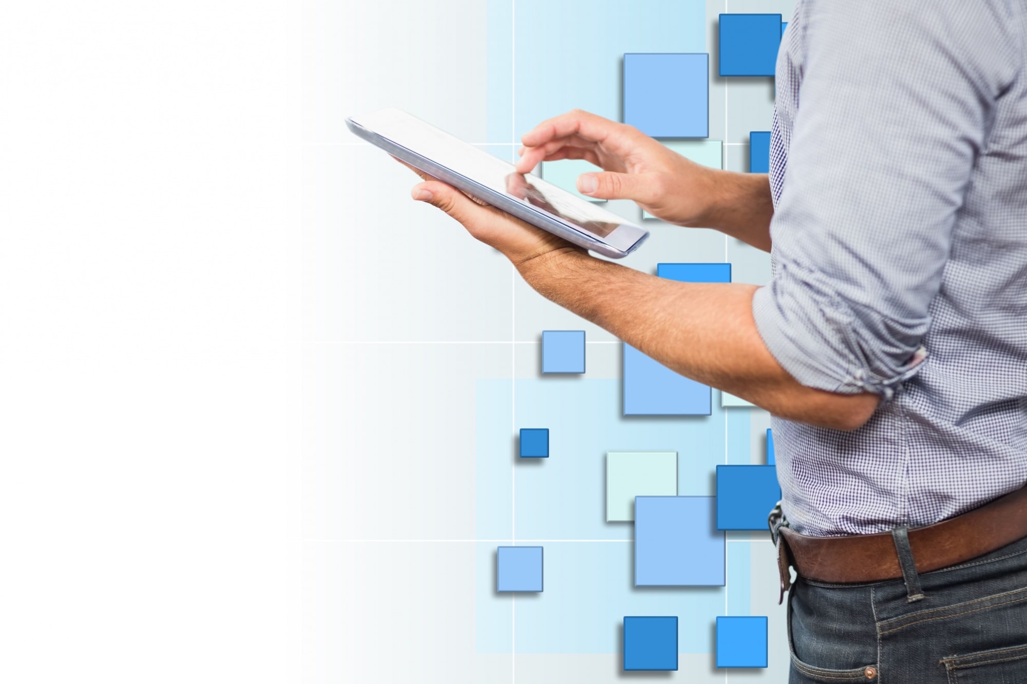 professionista in camicia utilizza un tablet per consultare dati aziendali