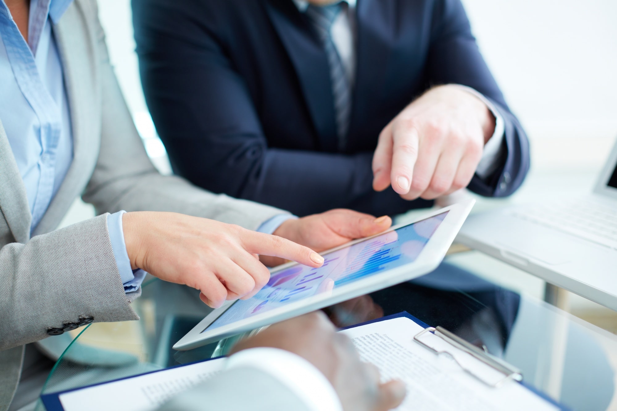 due lavoratori consultano i dati aziendali da un'applicazione enterprise da tablet