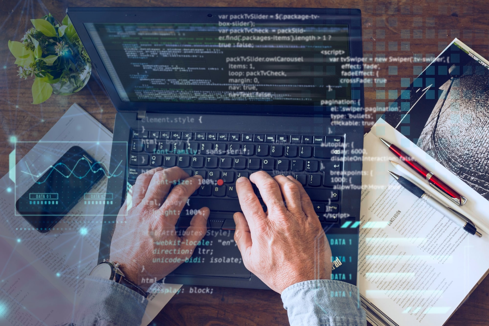 primo piano di mano posate sulla tastiera di un pc portatile